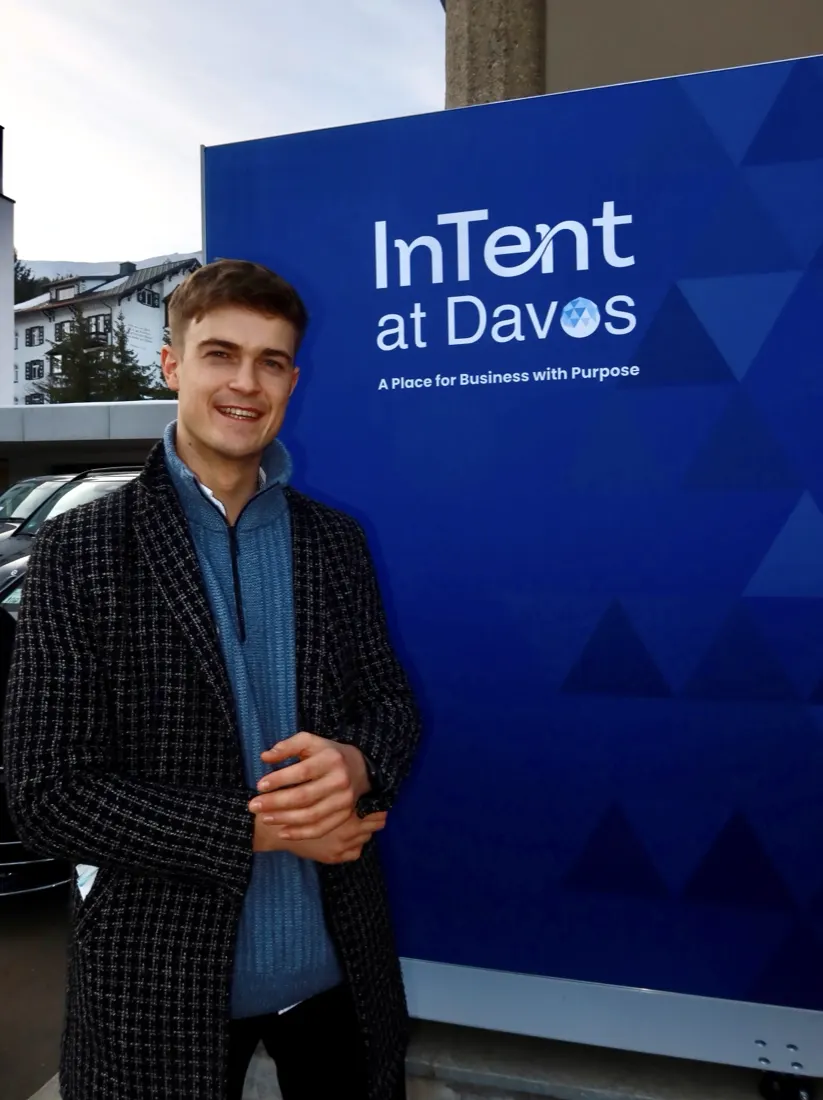 Maximilian Lehmann vor dem Schild InTent at Davos