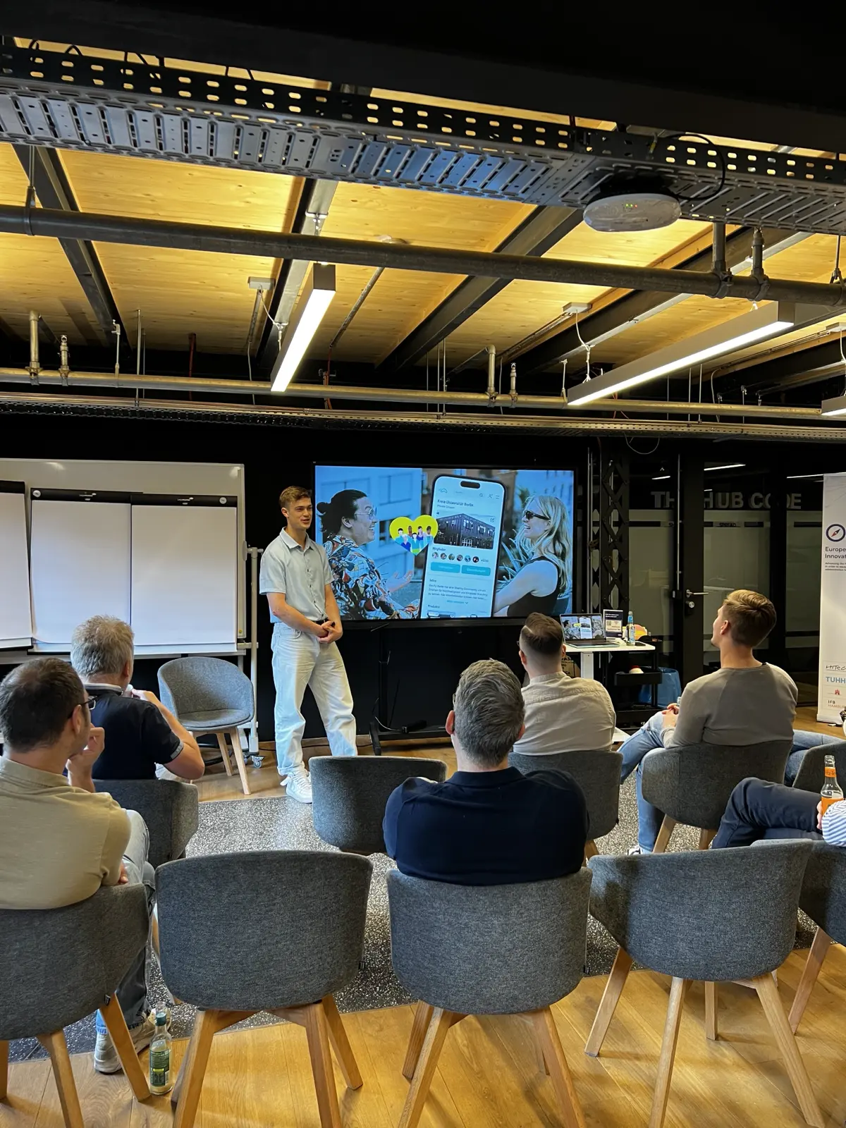 Maximilian Lehmann hält einen Workshop beim Impact Hub Hamburg vor sitzendem Publikum