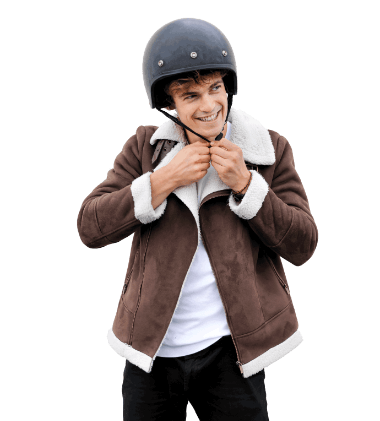 Maximilian Lehmann mit Helm und Lederjacke, lächelnd